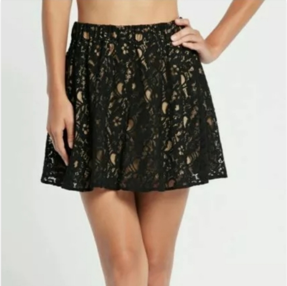 Guess women's  Short skirt sz XS black lace brown lining elastic‎ waist
